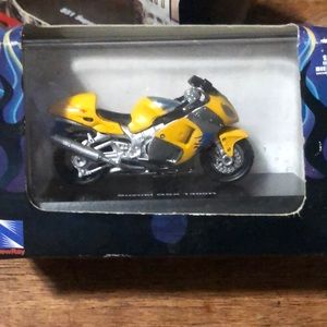 Mini Bike Suzuki GSX 1300R NIB 1/32 scale motorcycle